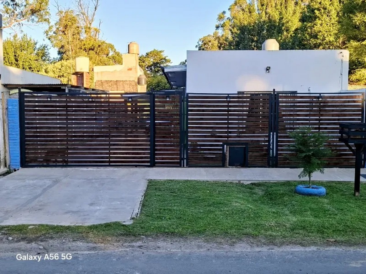 Casa 2 ambientes con quincho y parque en Venta 