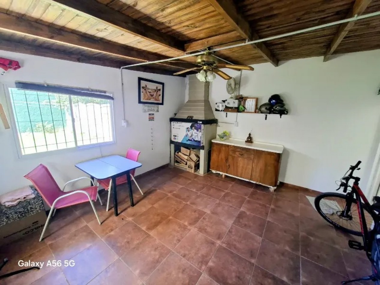 Casa 2 ambientes con quincho y parque en Venta 