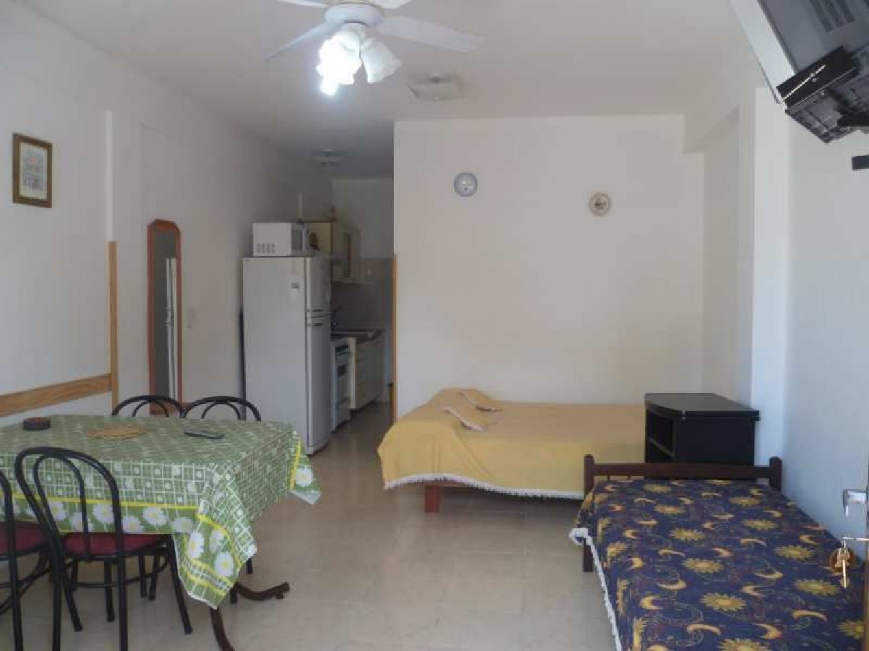 VENTA EN BLOCK (CASA AL FONDO CON DPTOS AL FRENTE )