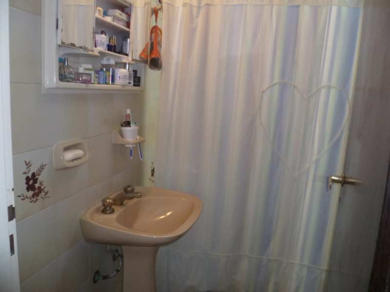 VENTA EN BLOCK (CASA AL FONDO CON DPTOS AL FRENTE )