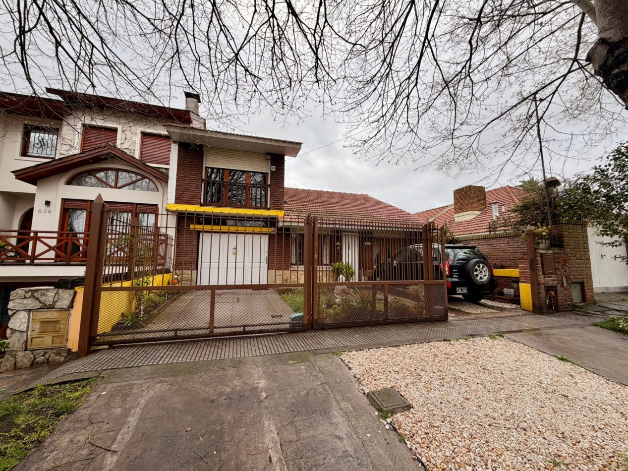 Casa + Dpto Independiente en Venta, Parque Luro