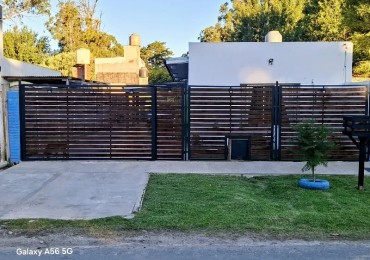 Casa 2 ambientes con quincho y parque en Venta 