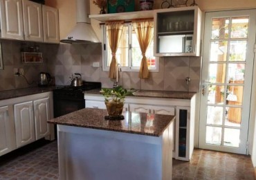 VENTA EN BLOCK (CASA MAS DOS DPTOS AL FONDO )
