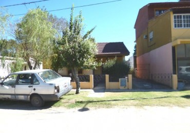 VENTA EN BLOCK ( CASA AL FRENTE MAS 2 DEPTOS AL FONDO )